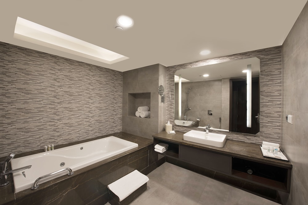 Executive Suite, 1 King Bed - Photo 5