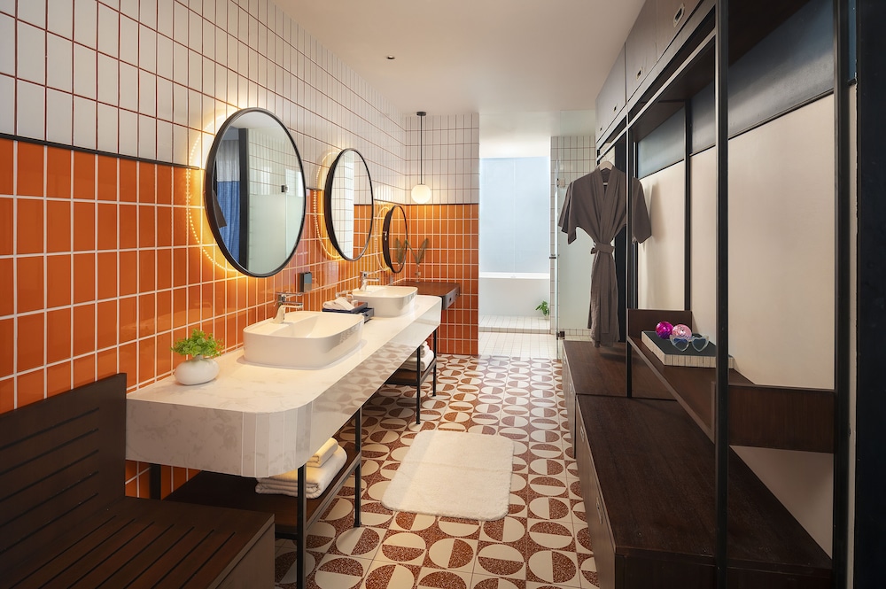 Groovy Sea View Suite - Photo 2