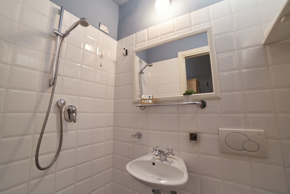 Basic Double Room, 1 Double Bed, Non Smoking (Small Room, vista corte interna) photo 2