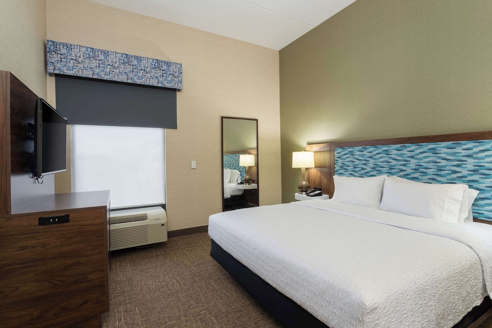 Deluxe Room, 1 King Bed, Refrigerator & Microwave photo 1