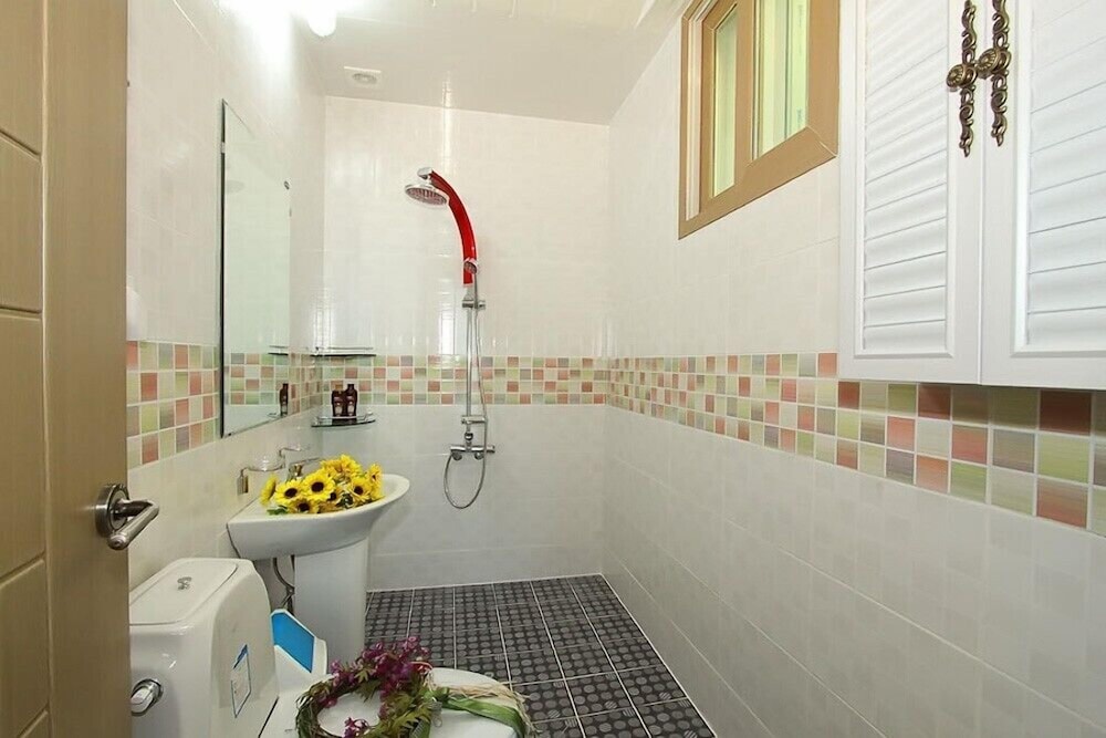 Room (204) photo 3