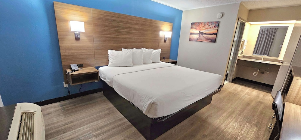 Standard Room, 1 King Bed, Accessible, Refrigerator & Microwave - Photo 1