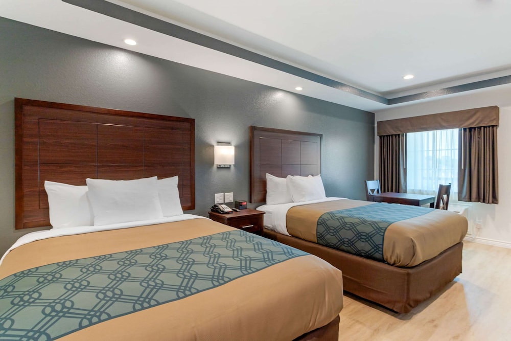 Standard Room, 2 Queen Beds, Non Smoking - Photo 1