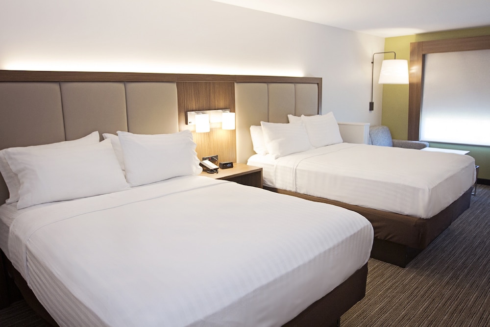 Suite, 2 Queen Beds, Accessible (Comm Mobil Tran Shwr) photo 3