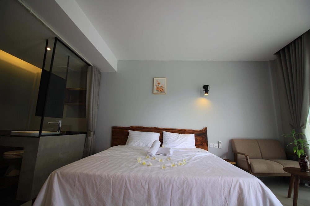 Deluxe Double Room - Photo 13