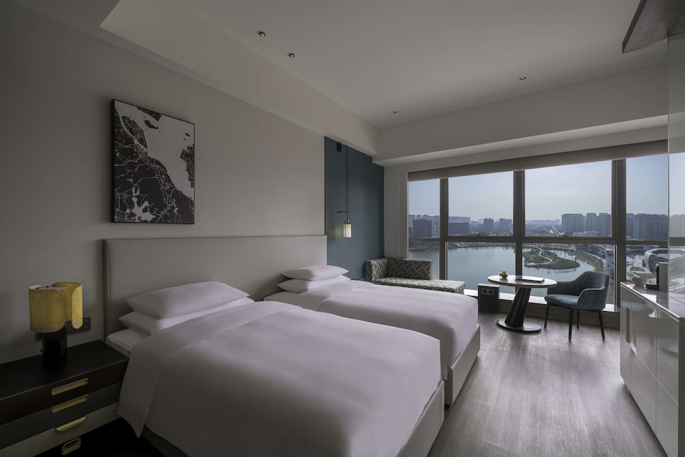 Room, 2 Twin Beds, Lake View