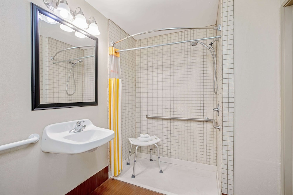 Room, 1 King Bed, Non Smoking (Mobility,Hearing,Roll-In Shower) - Photo 3