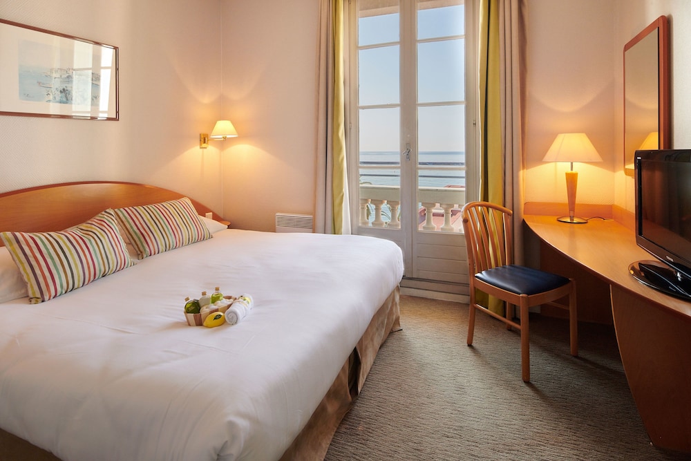 Superior Quadruple Room, Sea View (Privilege)