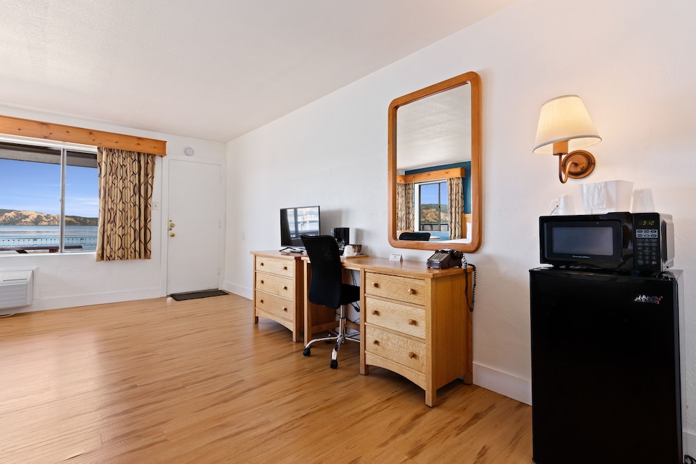 Room, 2 Queen Beds, Lake Front, No Pets Allowed photo 2