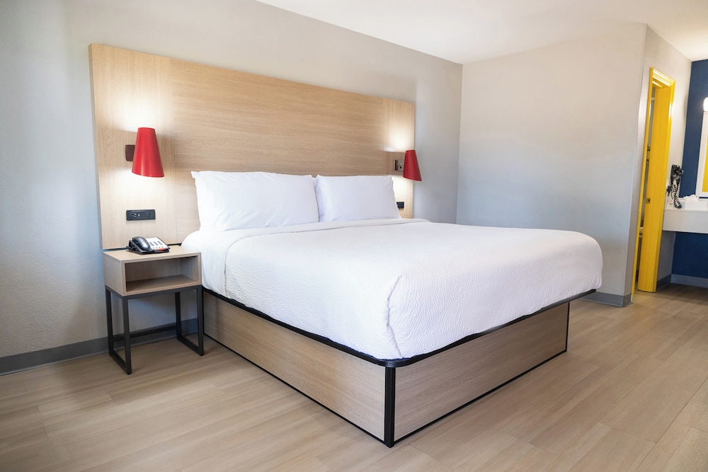 Standard Room, 1 King Bed, Non Smoking photo 1