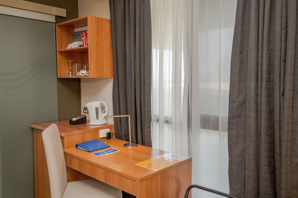 Deluxe Room, 1 Queen Bed photo 3