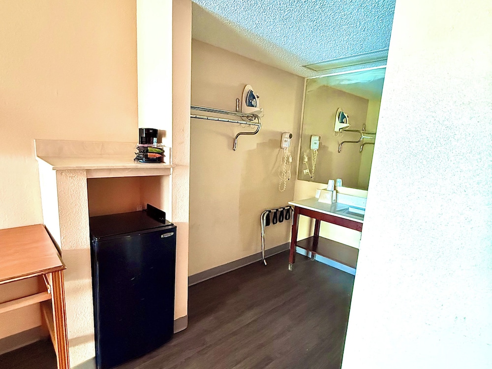 Room, 1 King Bed, Non Smoking - Photo 4