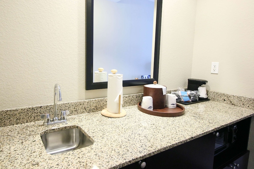 Suite, 2 Queen Beds, Accessible, Bathtub (Mobility & Hearing) - Photo 3