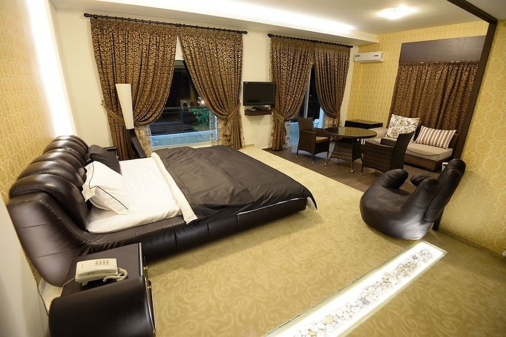 Deluxe Suite, Jetted Tub photo 1