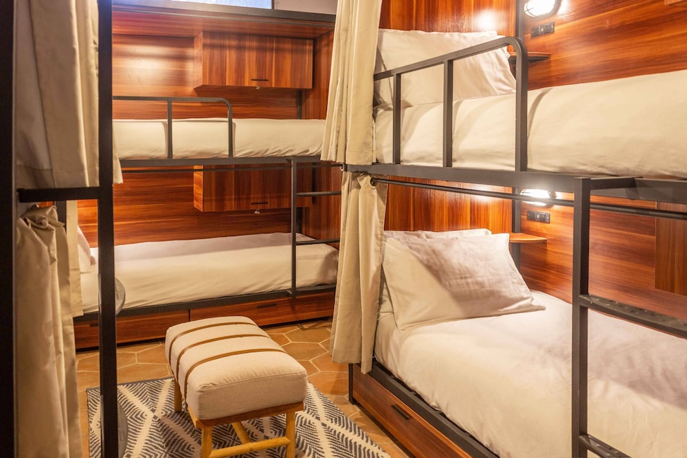 Private Room, 12 Beds