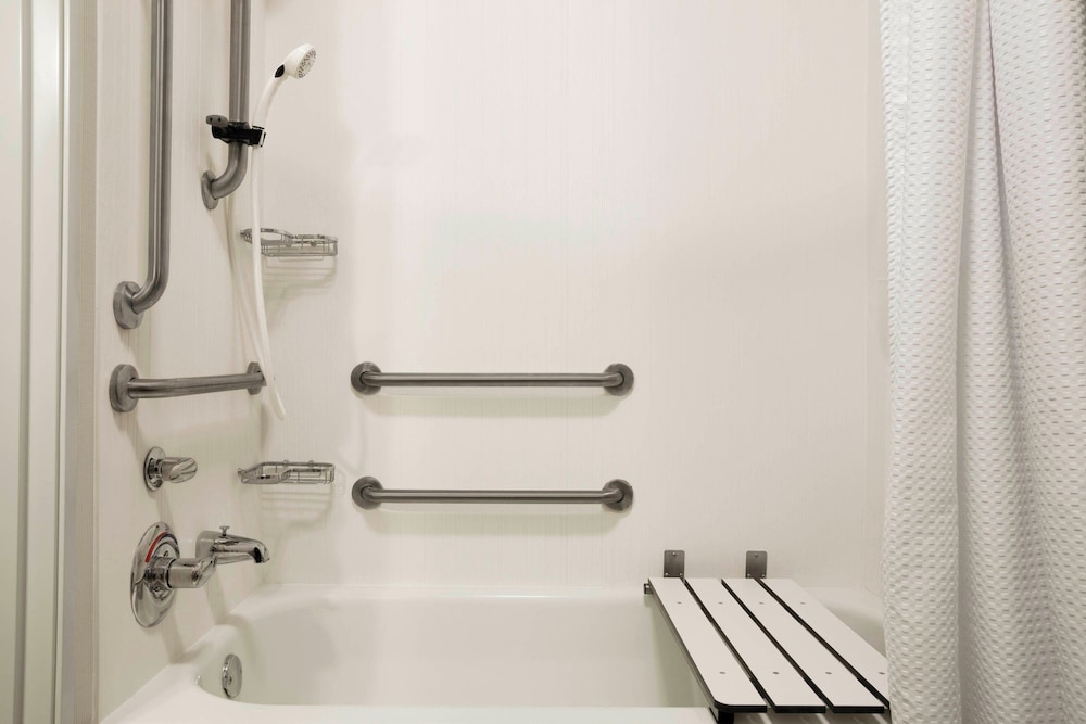 Room, 2 Queen Beds (Mobility Accessible, Tub) - Photo 5