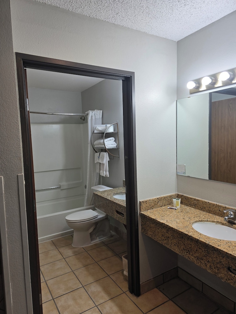 Standard Studio Suite, 1 King Bed, Jetted Tub photo 2