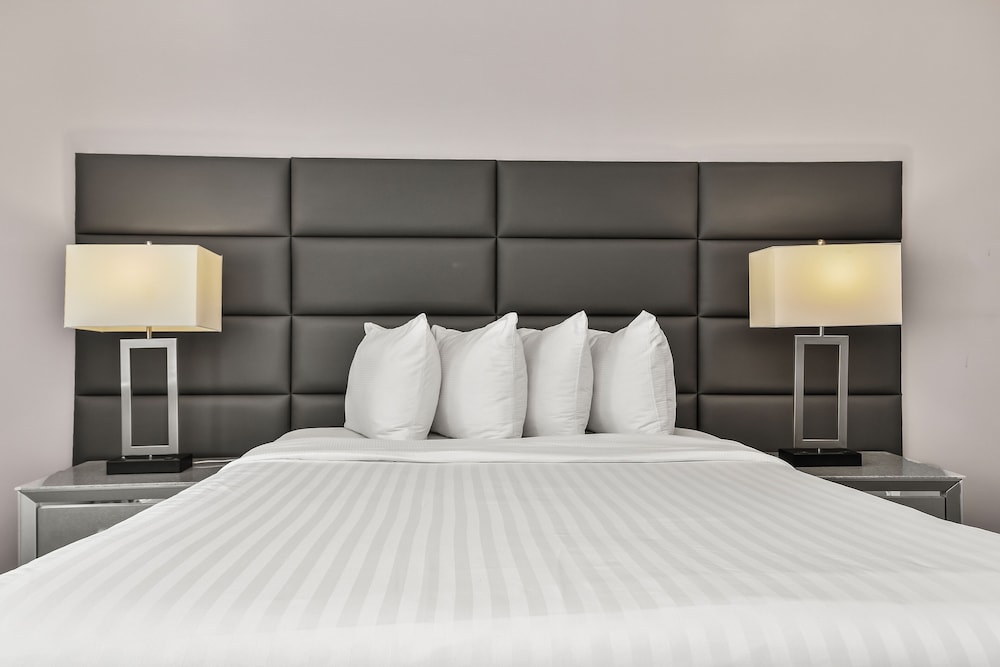 Deluxe Queen Room w/ Private Entrance photo 3