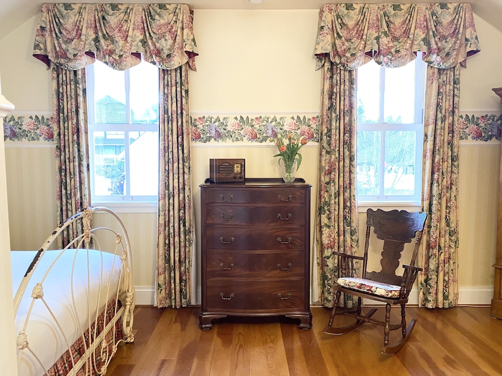 Little Red Riding Hood Room, 1st Floor (Stair Access Only) photo 3