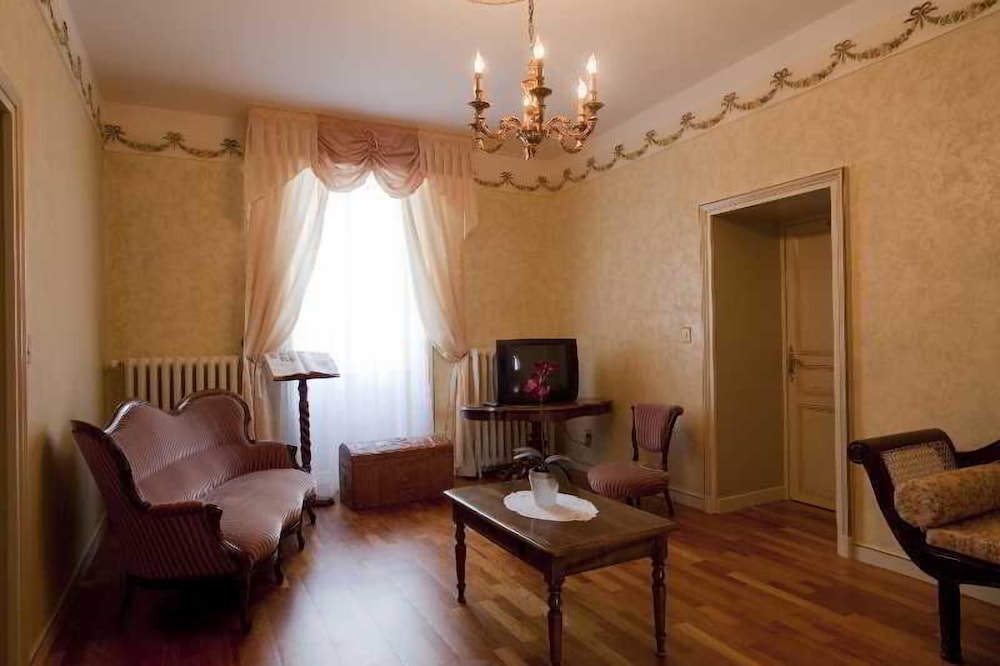 Suite, 1 Queen Bed with Sofa bed photo 3