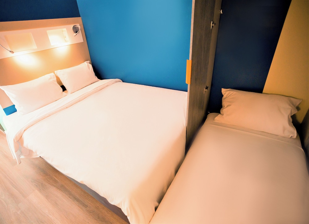 Standard Room, Multiple Beds - Photo 1