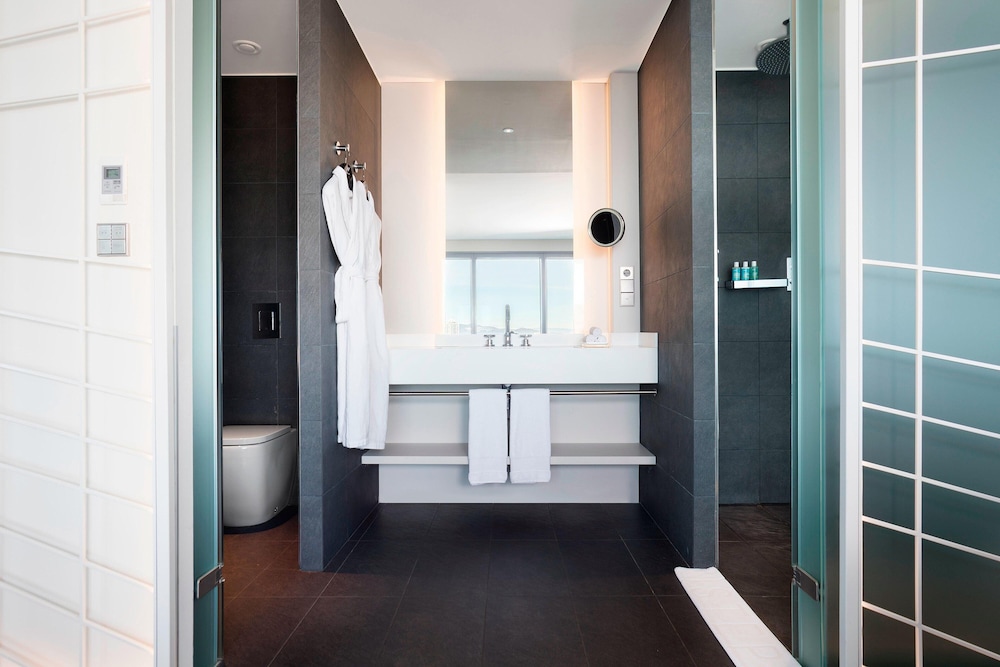 Marvelous Suite, Suite, 1 King Bed, Terrace thumbnail 5