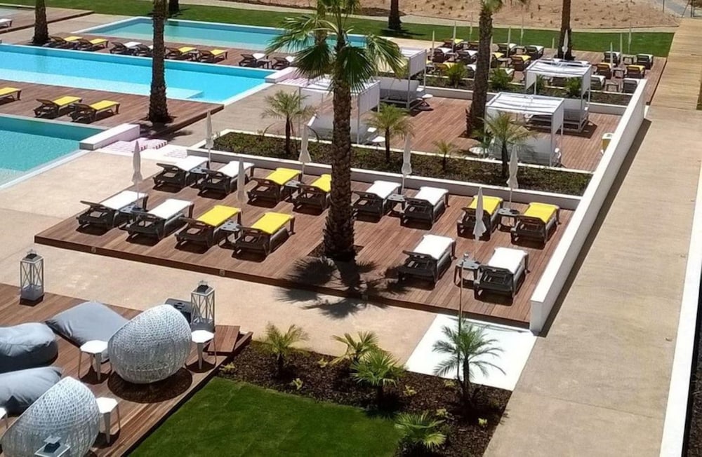 Superior Double Room, Pool View thumbnail 6