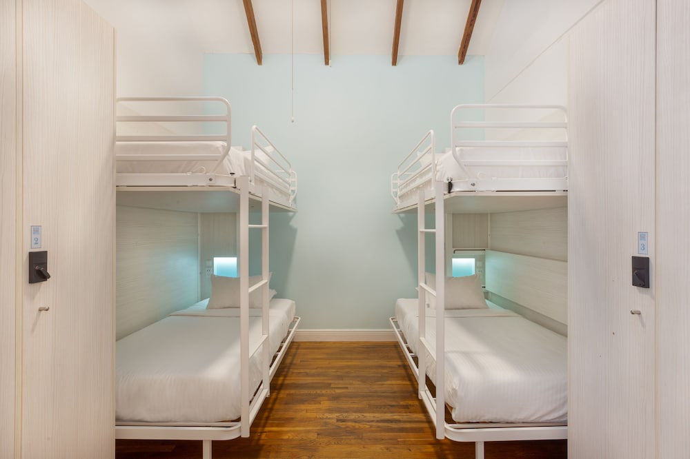 NYAH Private Owner's Suite 1 King and 4 Single Beds photo 2