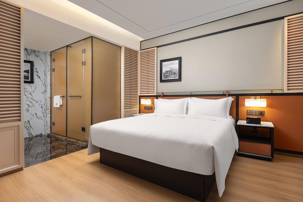 Deluxe Suite, 1 King Bed, Non Smoking photo 2