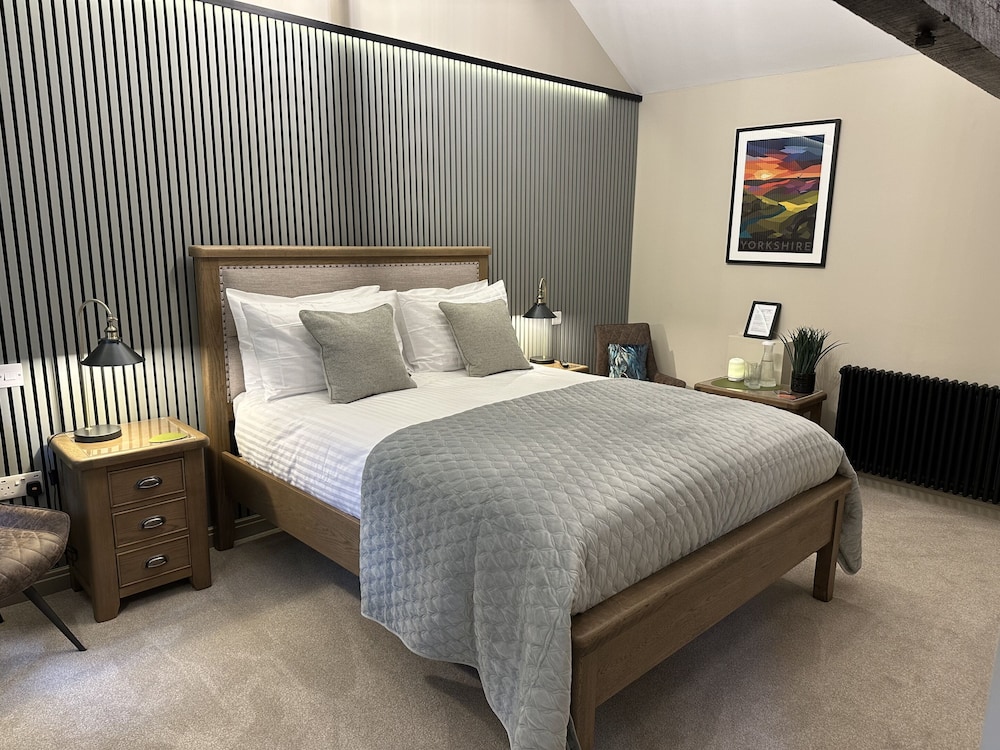 Signature Double Room, Ensuite, River View (Hardcastle)