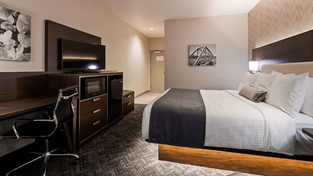 Standard Room, 1 King Bed, Non Smoking, Refrigerator & Microwave - Photo 2