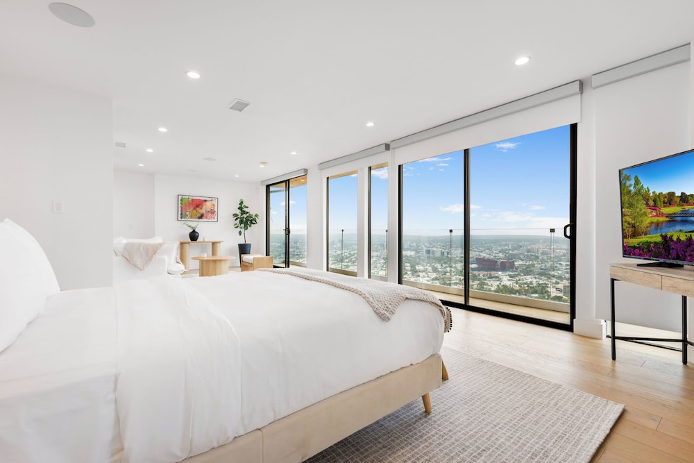 Luxury House, Multiple Beds, Hot Tub, City View (Hollywood Blvd)