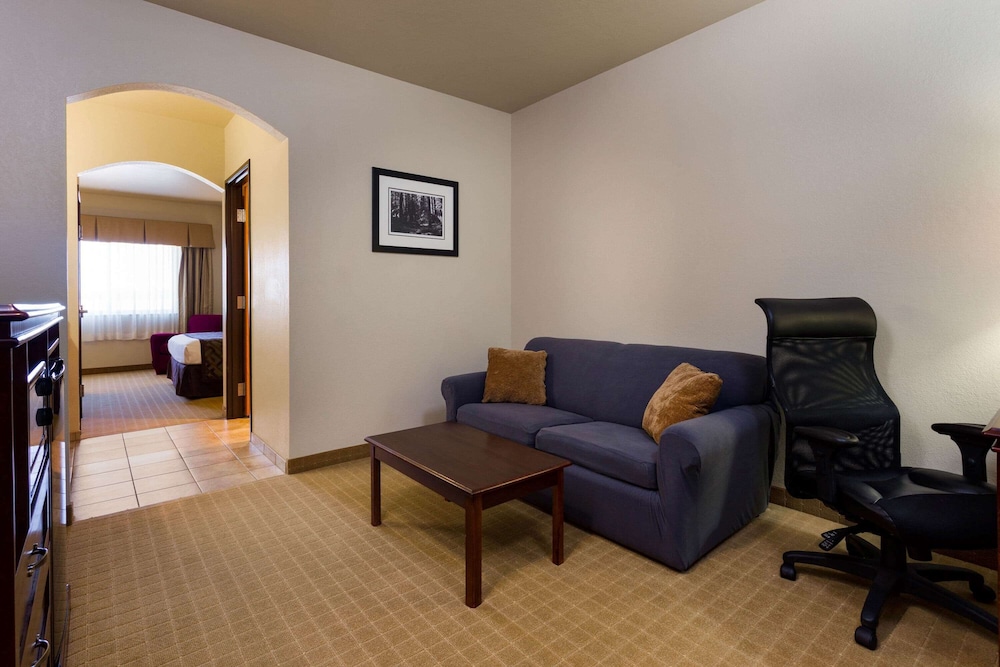 Suite, 1 Queen Bed, Non Smoking photo 2