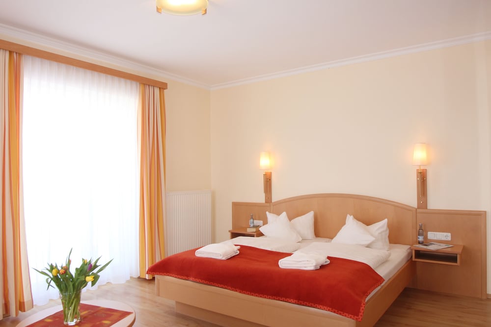 Double Room, Balcony, Sea Facing thumbnail 5
