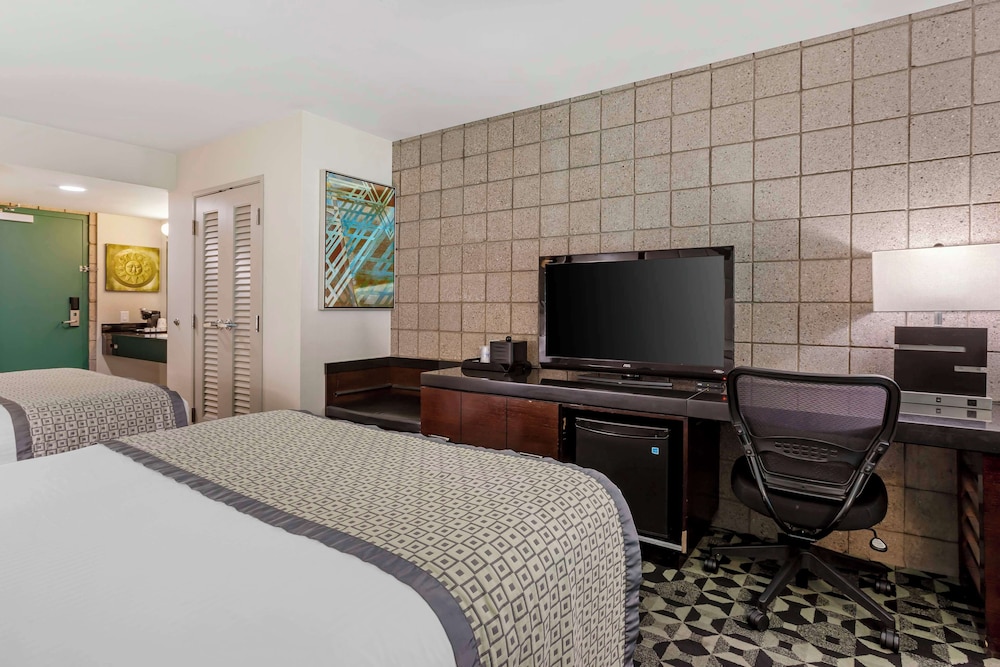 Standard Room, 2 Queen Beds - Photo 3