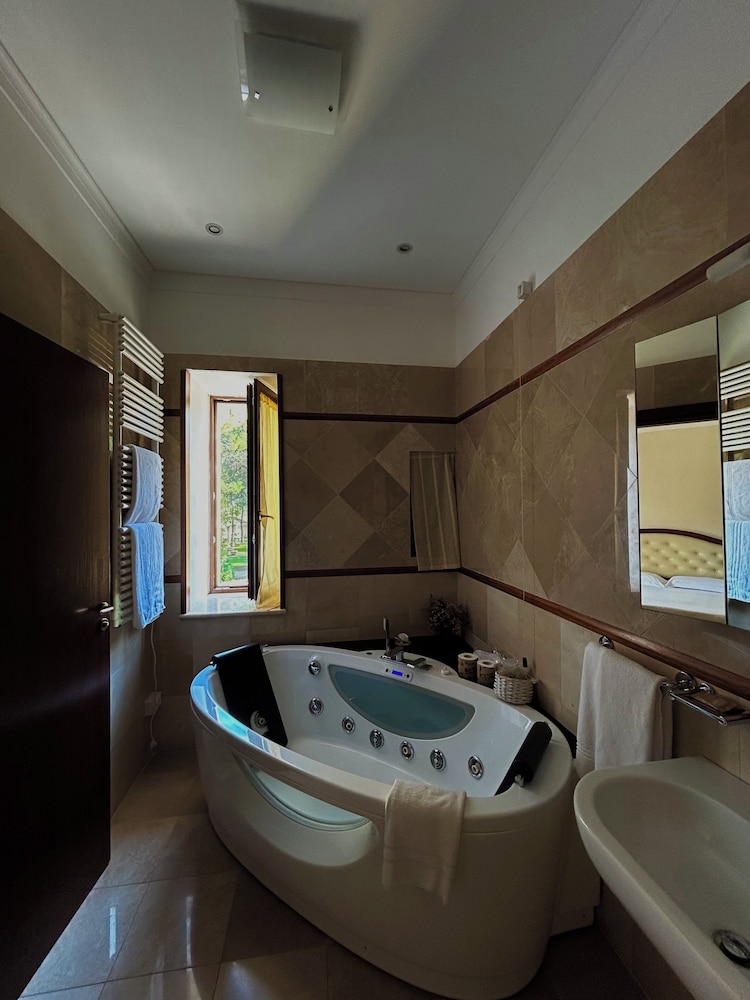 Suite, Hot Tub photo 2
