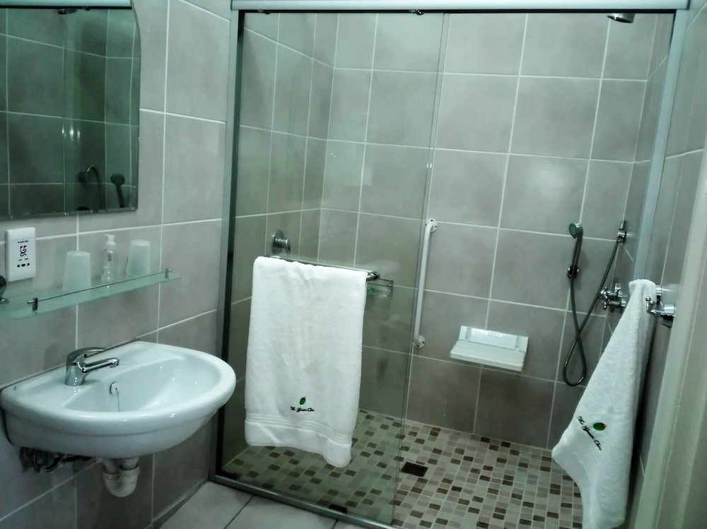 King Bed / Shower,- Wheelchair friendly photo 3
