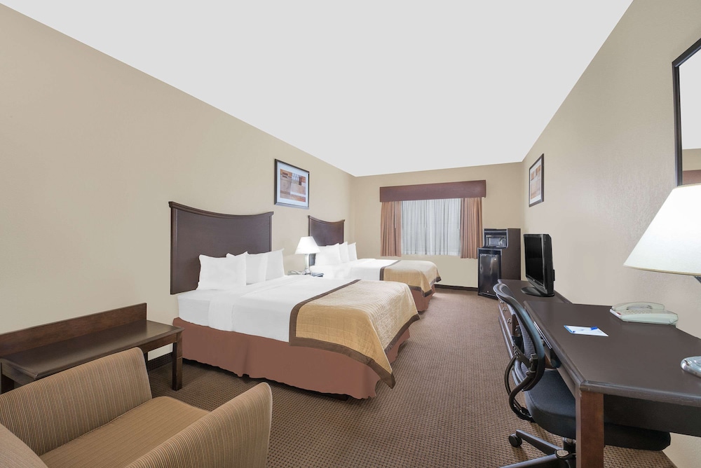 Suite, 2 Queen Beds - Photo 2