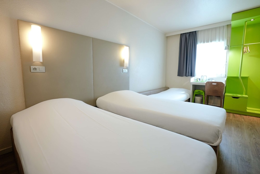 Standard Room, 3 Twin Beds - Photo 11