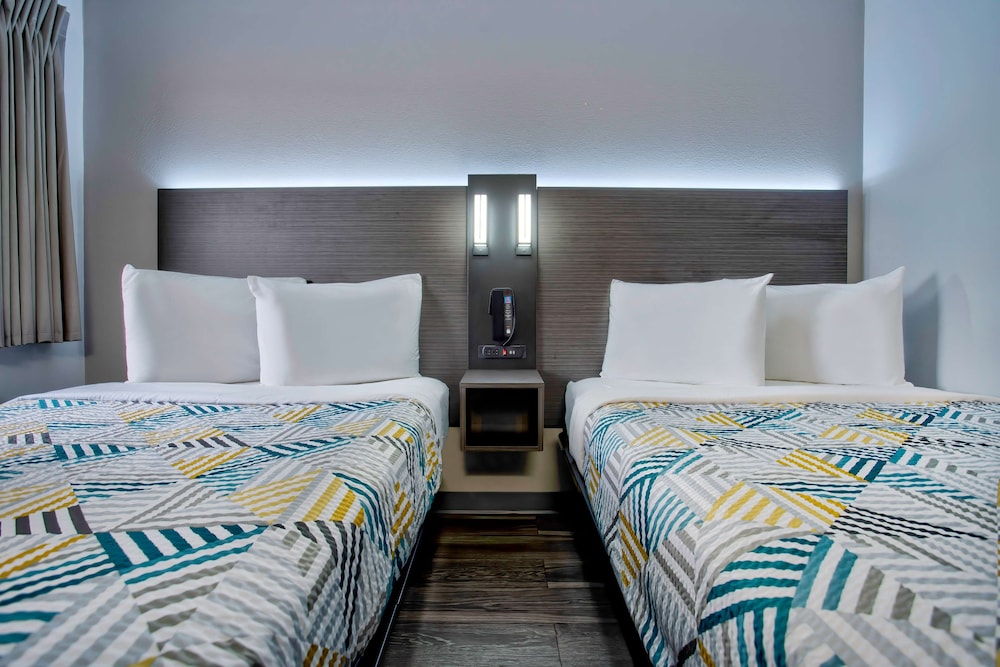 Deluxe Room, 2 Double Beds, Non Smoking, Refrigerator & Microwave photo 3