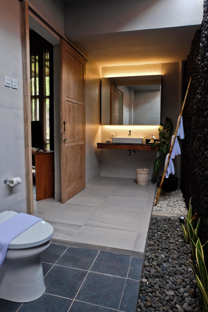 Deluxe Double Room, 1 King Bed, Pool View, Poolside photo 3