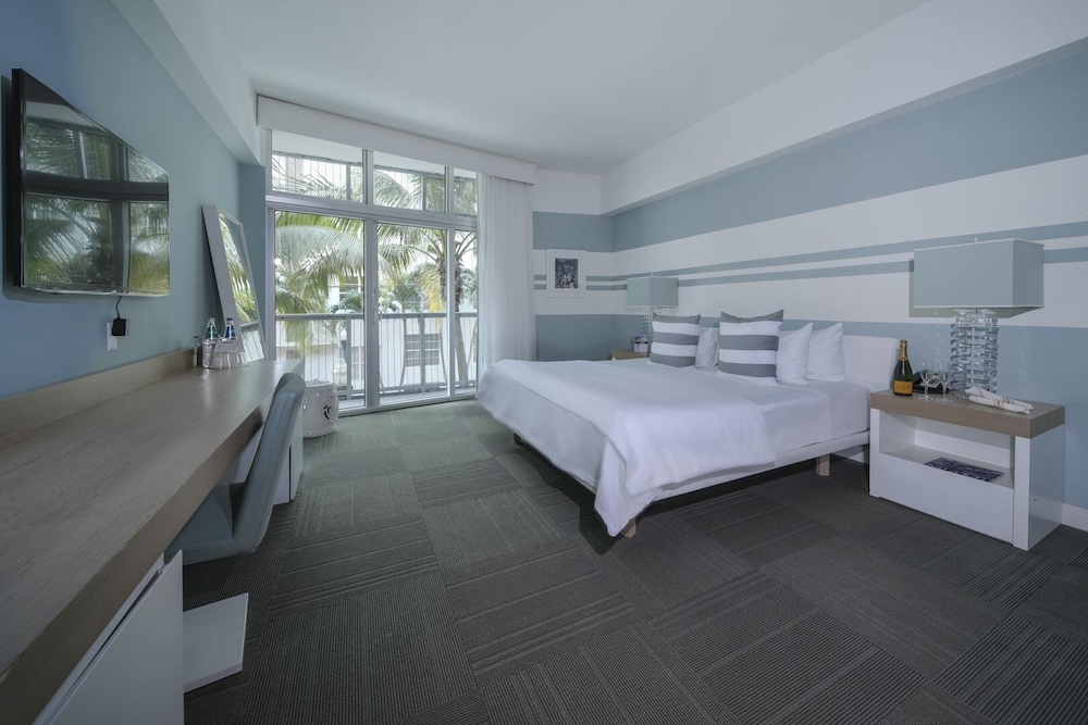 Deluxe Room, 1 King Bed, Partial Ocean View thumbnail 6