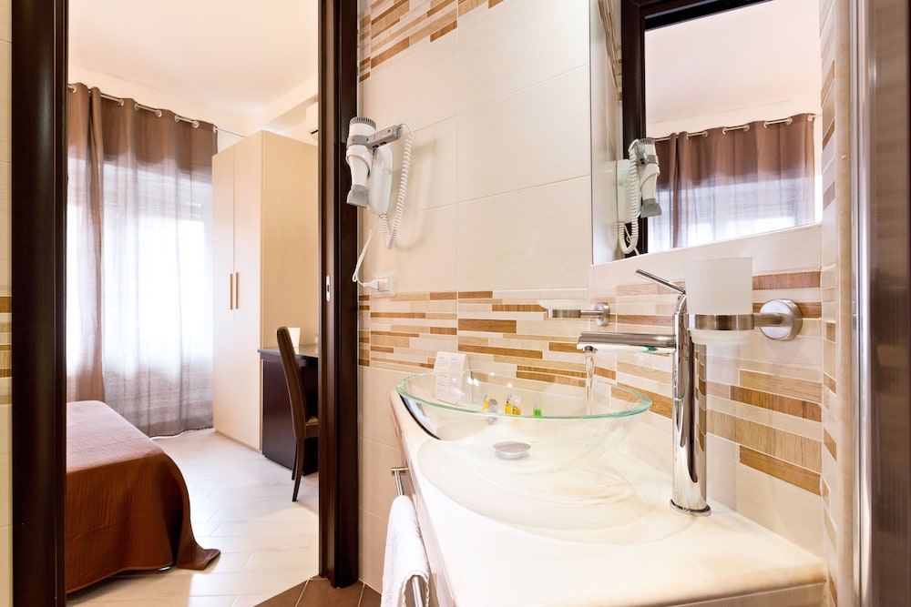 Classic Double Room, 1 King Bed, Non Smoking, Ensuite photo 2