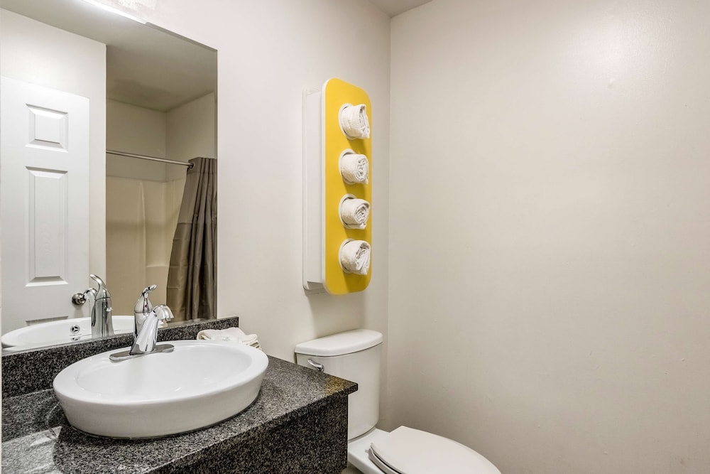 Deluxe Room, 1 Queen Bed, Non Smoking, Kitchenette - Photo 6