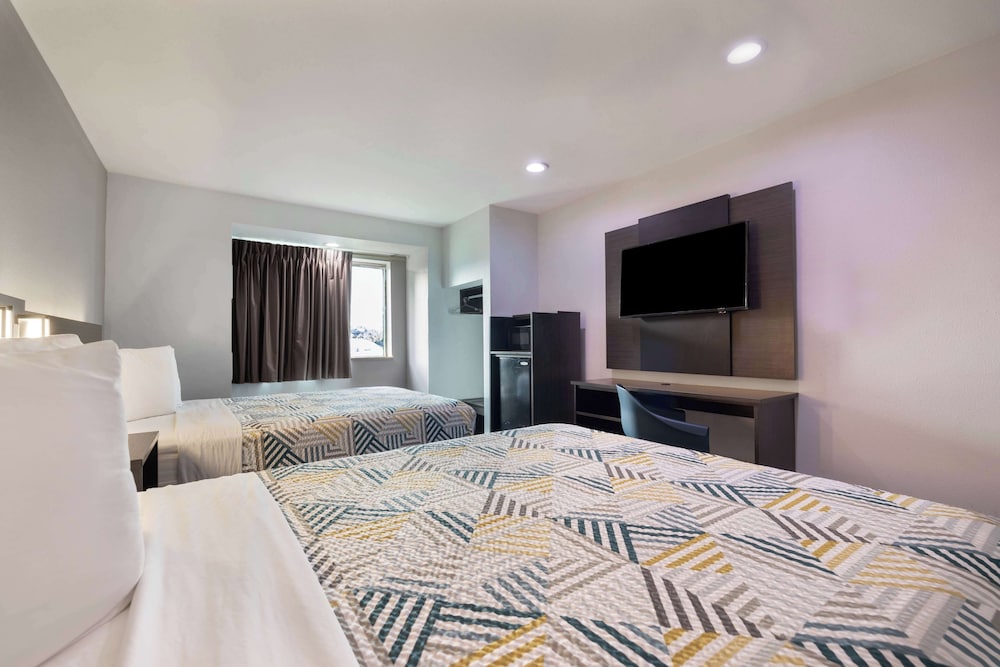 Deluxe Suite, 2 Queen Beds, Non Smoking, Refrigerator & Microwave photo 1