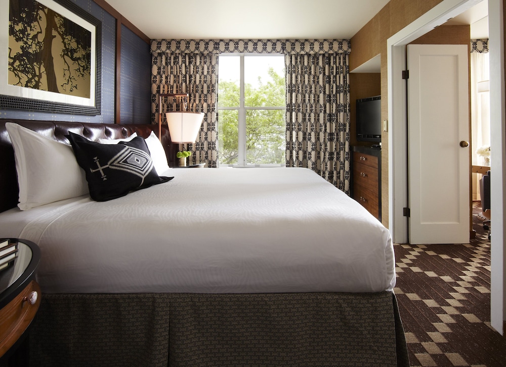 Suite, 1 Bedroom (Willamette River View)