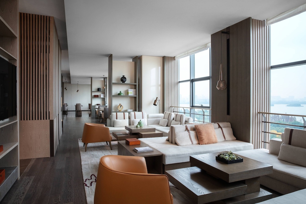 Club Suite, 1 Bedroom, Lake View - Photo 7