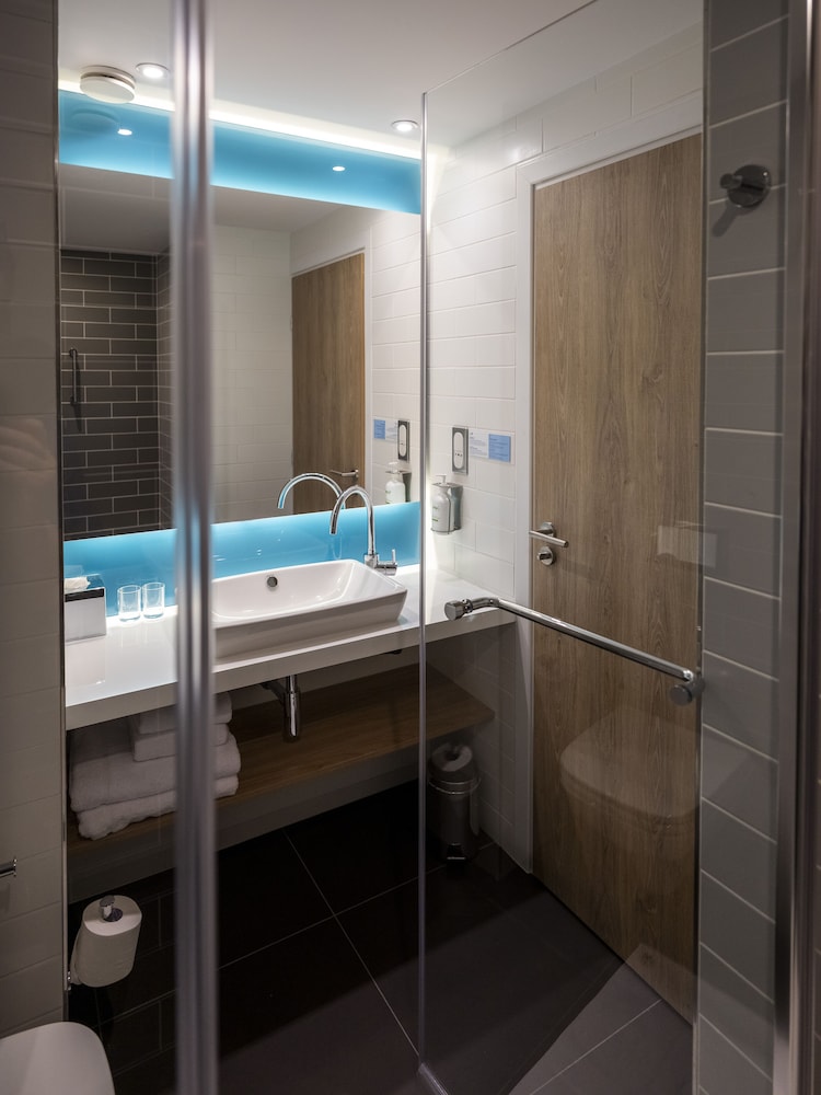 Standard Room, 1 Queen Bed (Free Breakfast) - Photo 11