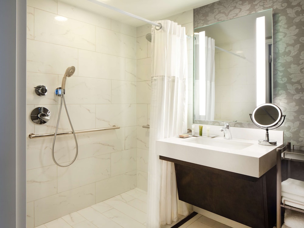 Junior Suite, 1 King Bed Accessible (Roll-In Shower) - Photo 8