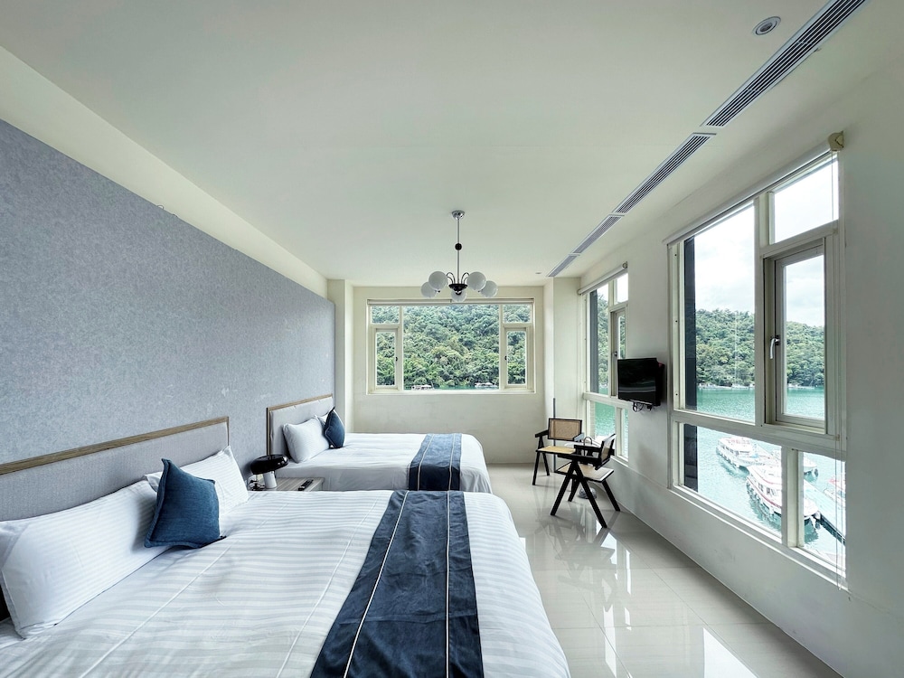 Superior Quadruple Room, Lake View - Photo 16